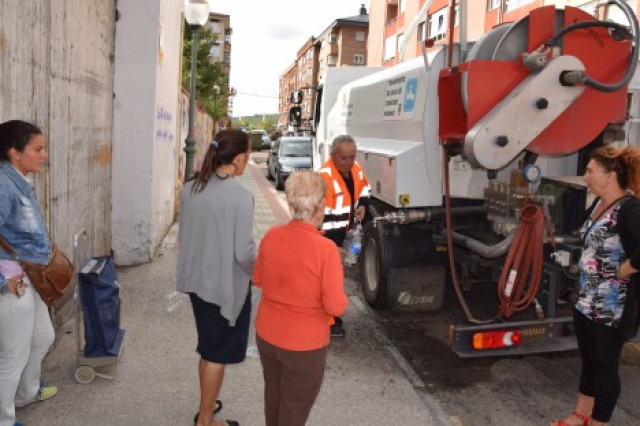 Camiones cisterna repartiendo agua en Guardo