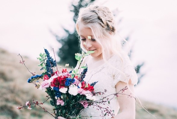 El color blanco es tradicional para el vestido de comunión y el de boda  aunque no siempre es el elegido