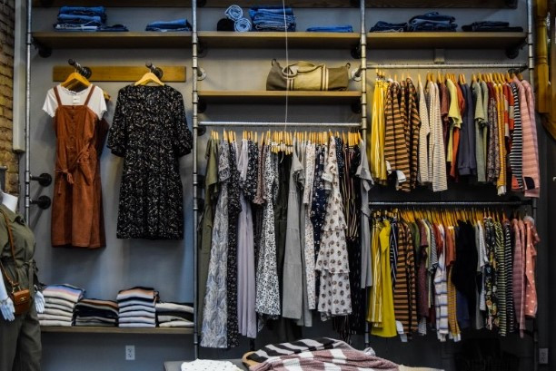 Los percheros aportan toques únicos en la decoración del y en las tiendas de ropa