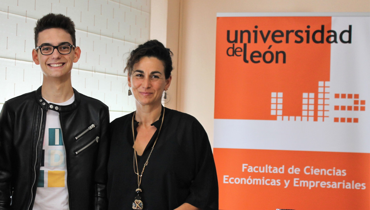 Marcos Martu00edn Mateos y su profesora de Economu00eda, Mar Garcu00eda u00c1lvarez, al recoger el premio de la fase de Leu00f3n
