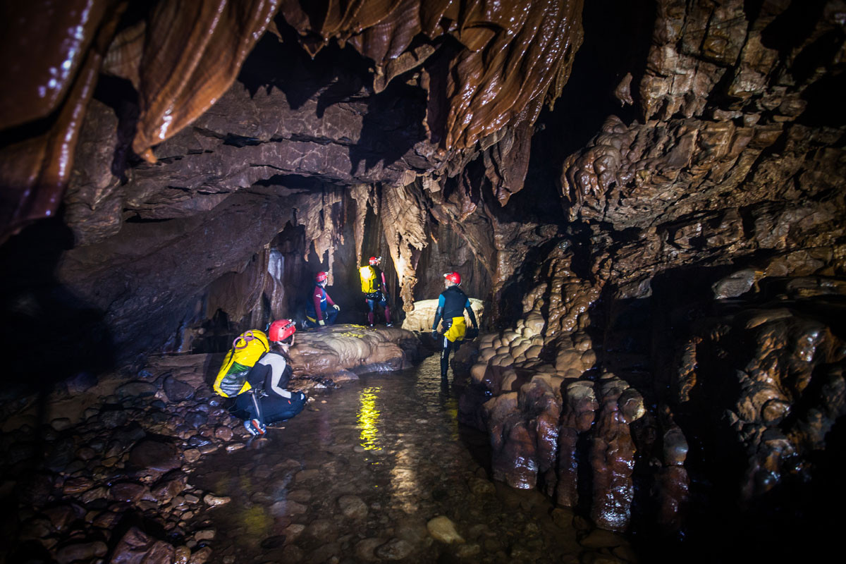 Cueva de valporquero curso de aguas