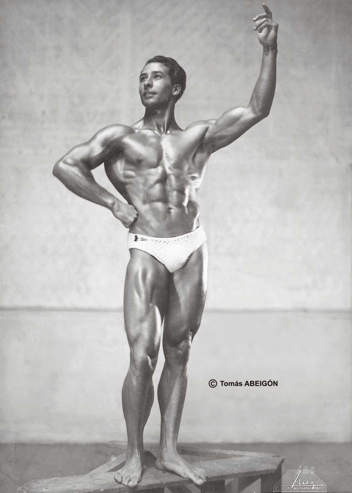 4 Juan FERRERO Mr. Universo NABBA 1952 en pose clásica