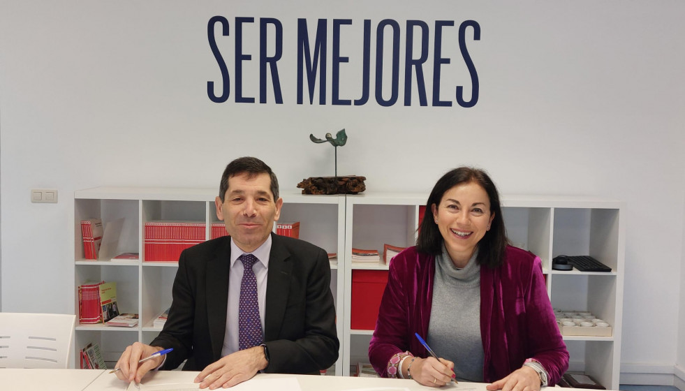 Paco Hevia, director Corporativo de Galletas Gullón, y Ana María Pérez del Río, presidenta provincial de Cruz Roja