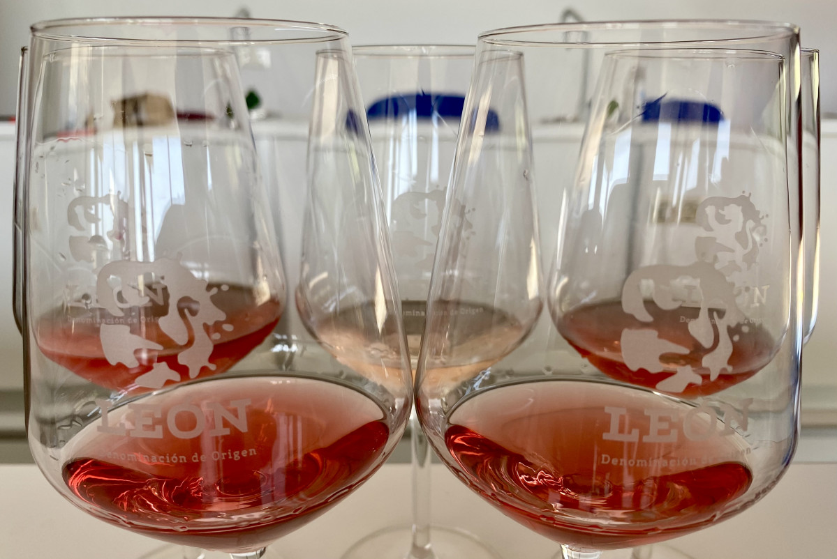 Copas de vino rosado genu00e9rico de la Denominaciu00f3n de Origen Leu00f3n
