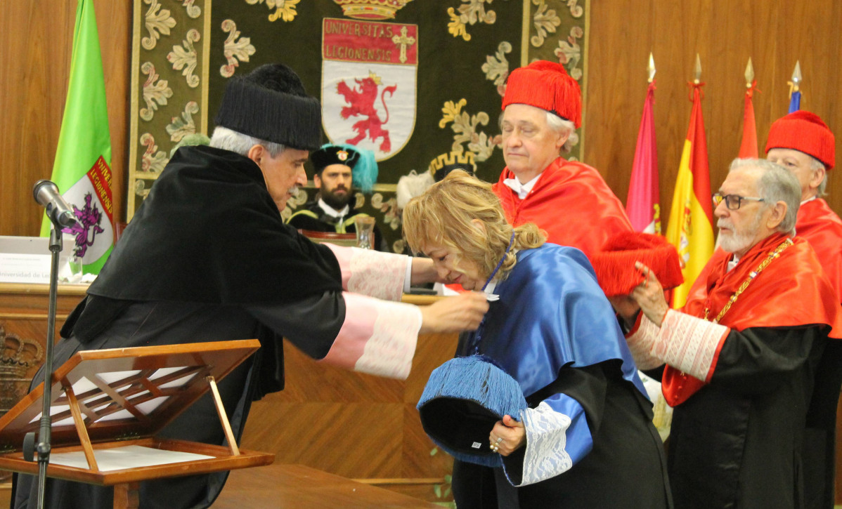 El rector coloca la medalla a Laura Lechuga