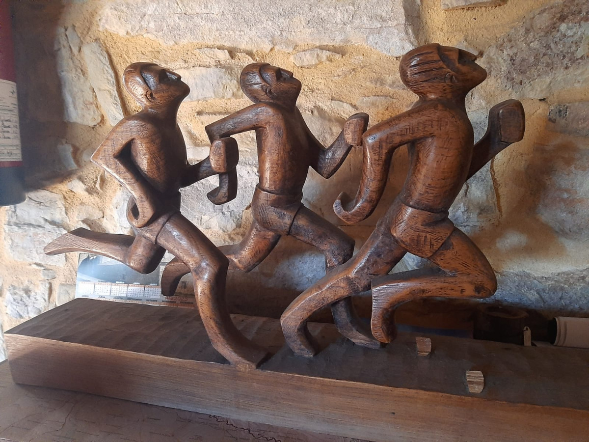 Escultura grupo de corredores museo ursi (2)