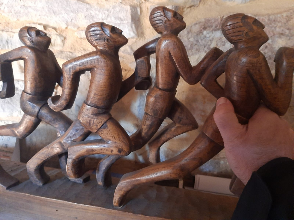 Escultura grupo de corredores museo ursi