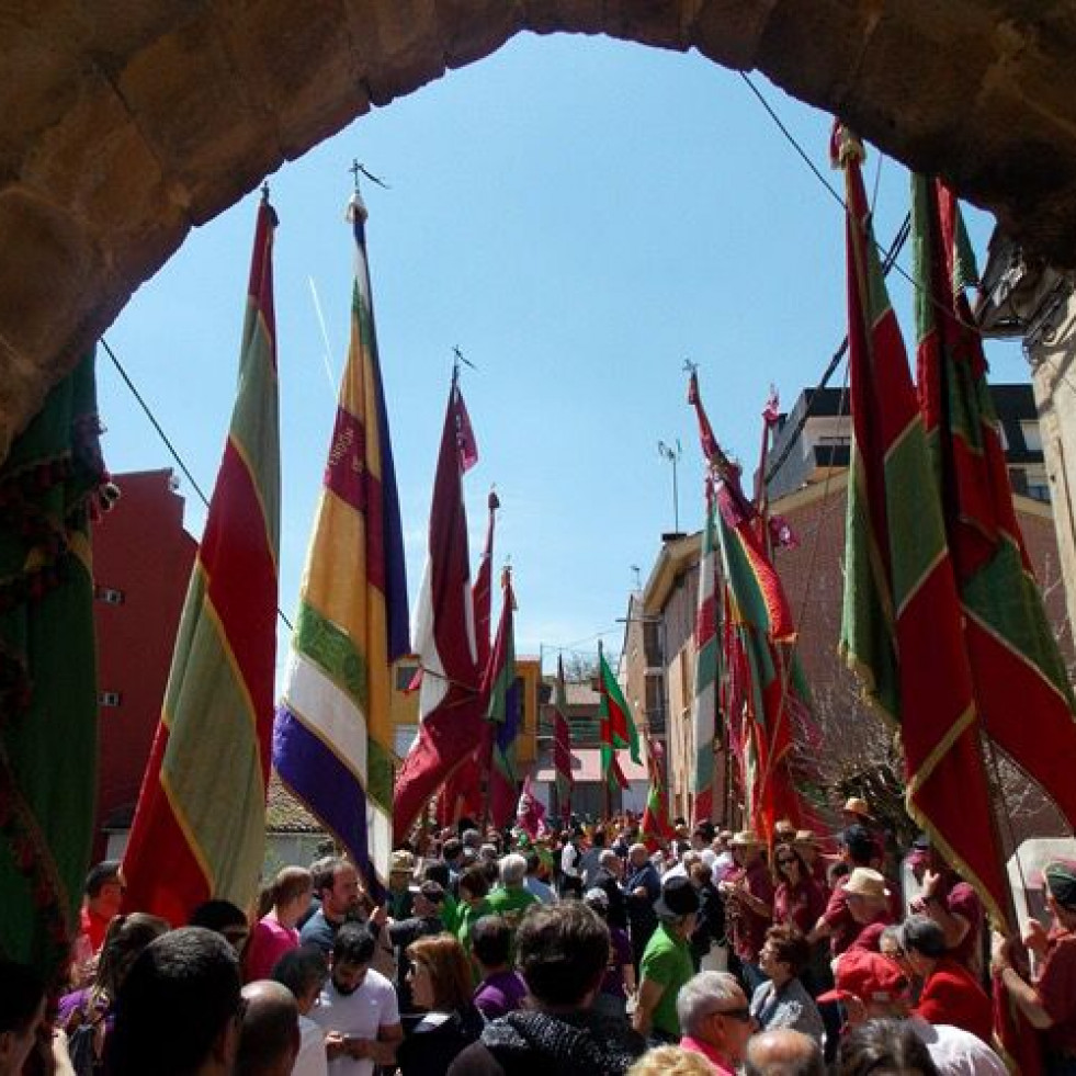 Desfile pendones almanza feria medieval (2)