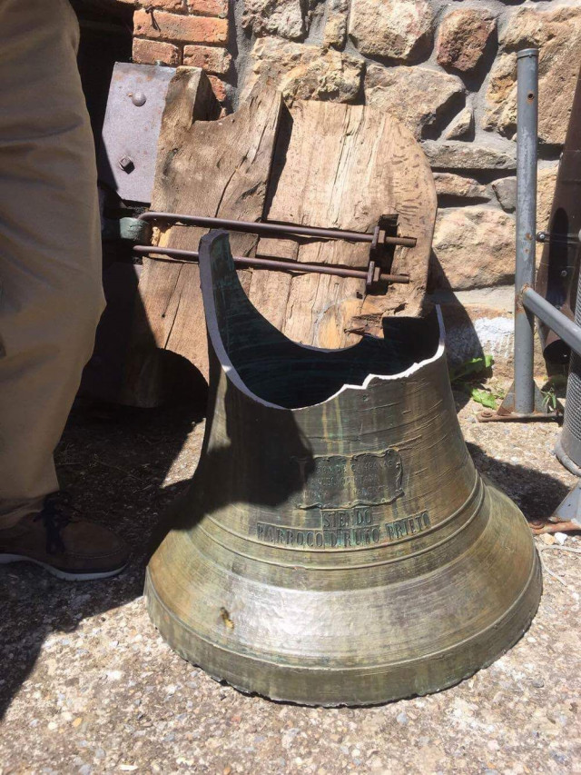 Se cae una campana de la iglesia de Tejerina mientras se estaba volteando  para una celebración