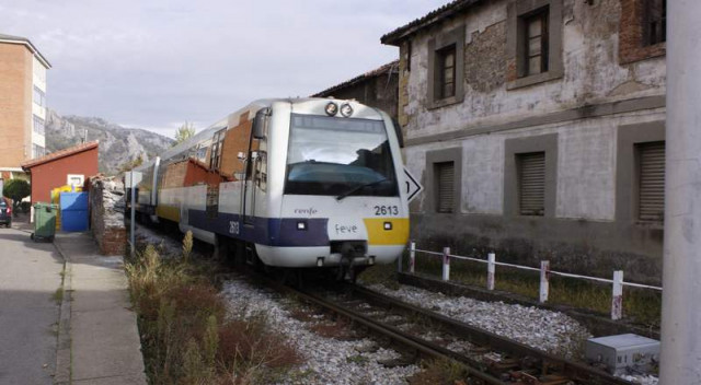 Tren de feve en una estación de la Montaña leonesa