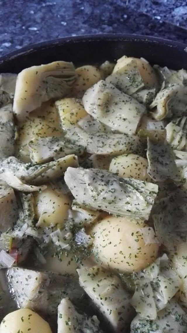 Guiso de patatas con alcachofas ddv