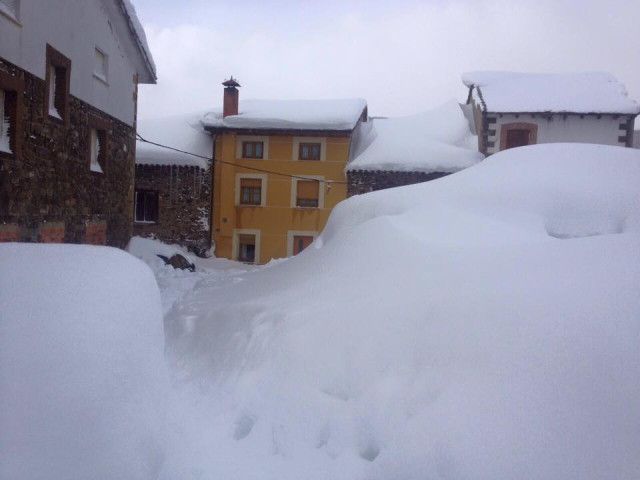 http://nieveycumbres.foroactivo.com/t155-gran-nevada-en-el-valle-del-cea-prioro-y-tejerina-leon-febrero-2015