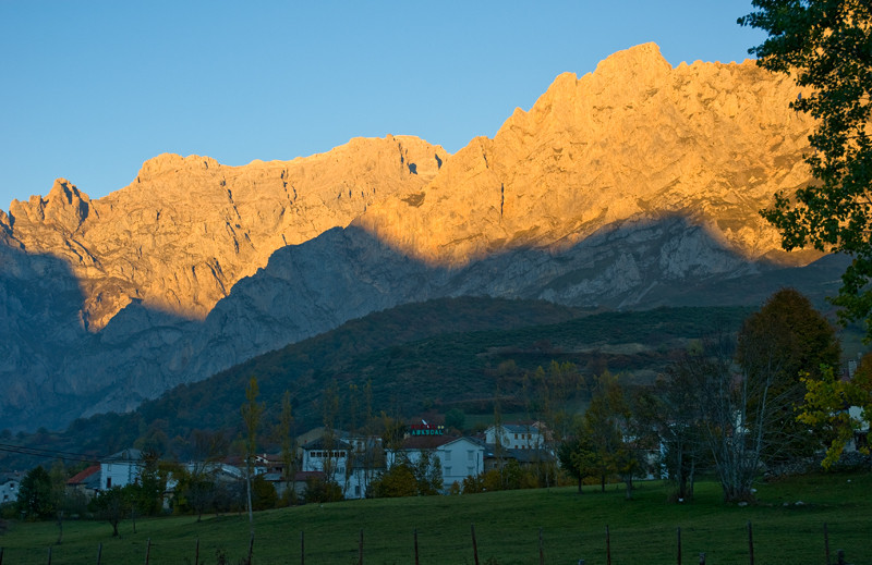 Poasada de valdeon atardecer , un pais en la montaña