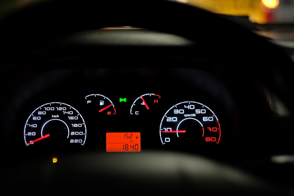 Car dashboard 2667434 1280 1M