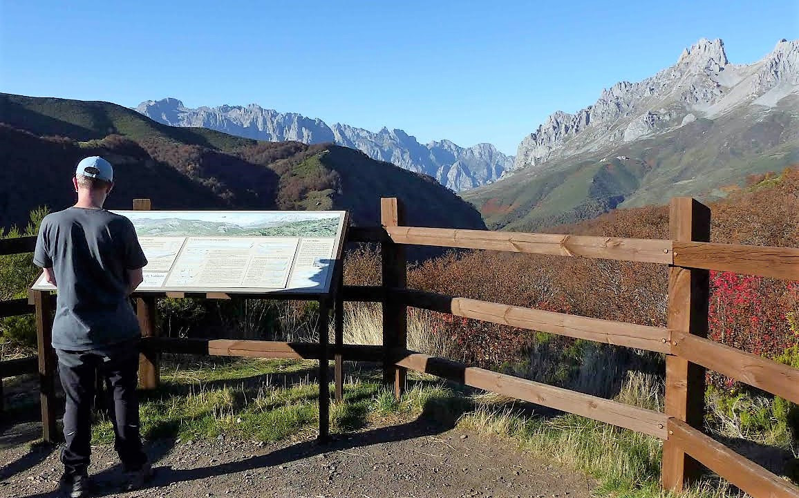 Excursionista en un mirador