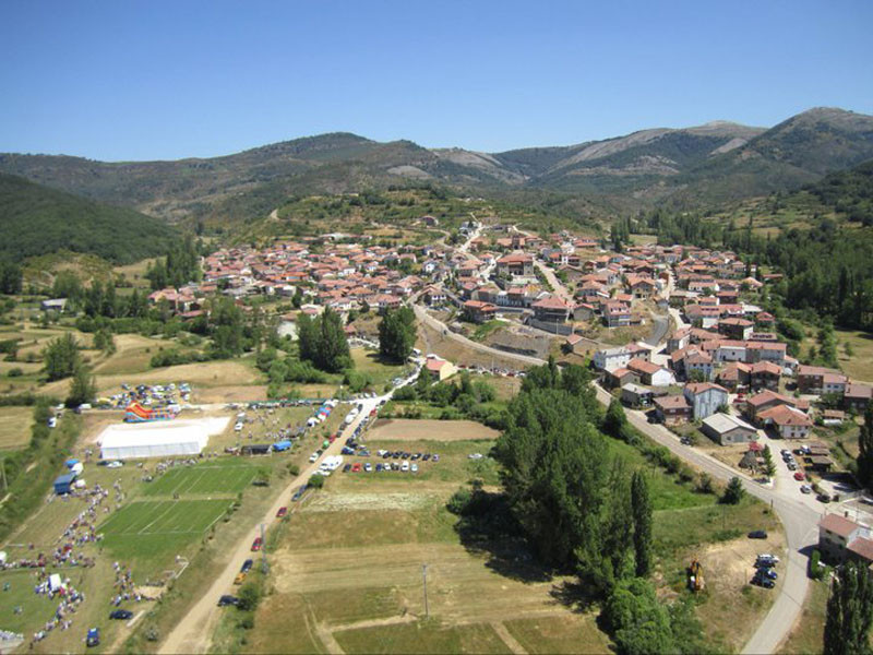 128 fiesta de la trashumancia y prioro al fondo