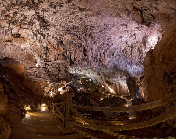 Cueva de valporquero diputacion