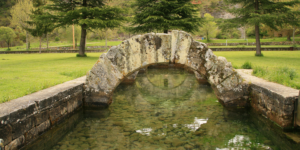 Fuente tamárica velilla