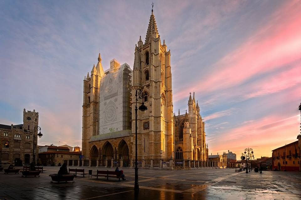 Leon amanecer catedral