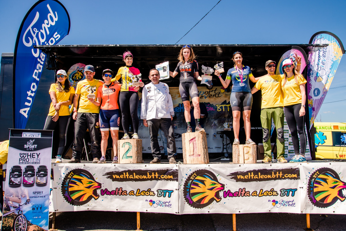 Podium femenino Vuelta a León BTT 2019 Foto by Isabel G. Díez