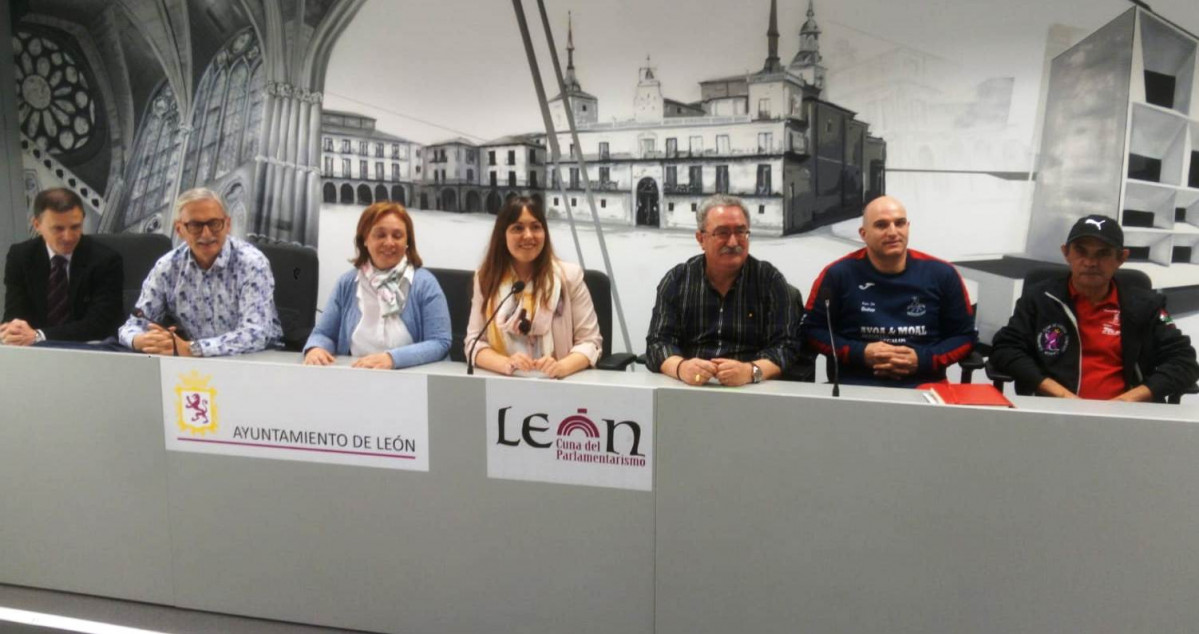 Visita al ayto. de leu00f3n 2 de mayo de 2019 campau00f1a recogida alimentos final de la Liga de Equipos