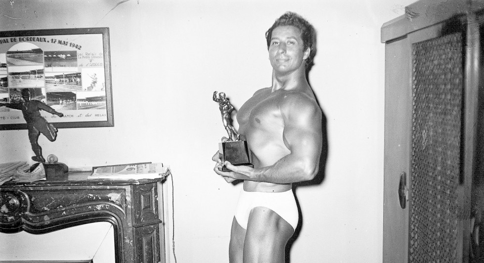 Juan FERRERO posando con el  trofeo que lo acredita el Primer Mr. Universo Profesional de la  Historia