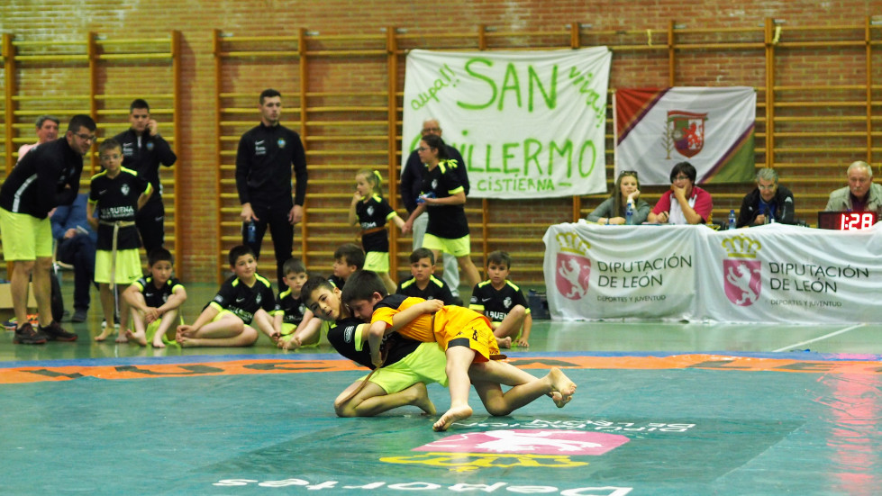 Foto lucha base juan ramon ferreras