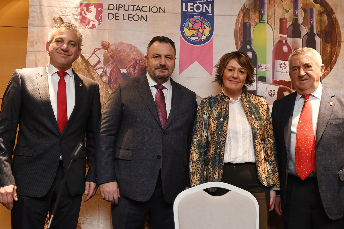 El presidente de la Diputaciu00f3n y el diputado de Turismo con la directora general del Nerviu00f3n y el presidente de la Casa de Leu00f3n en Sevilla.