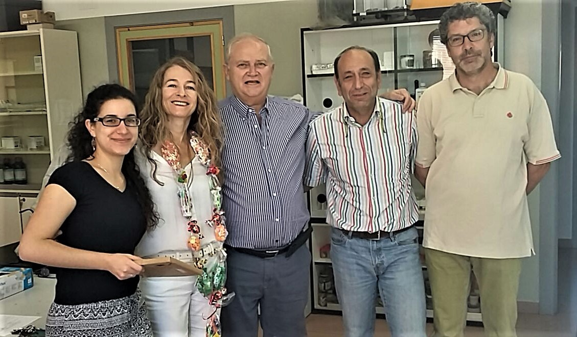 Marta E. Alonso (2º izda) y José R. González (1º dcha), con otros miembros de su grupo de investigación