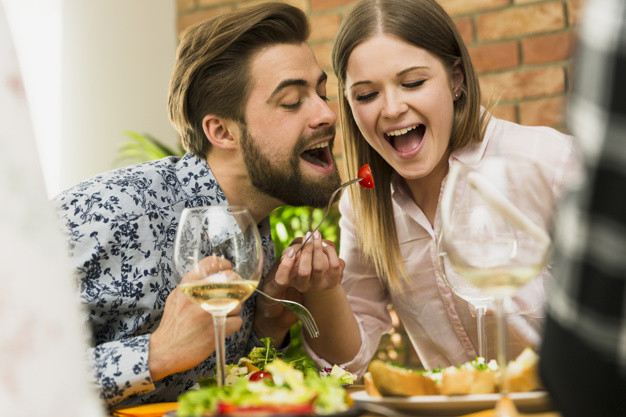 Bonita pareja divirtiendose juntos 23 2147810838