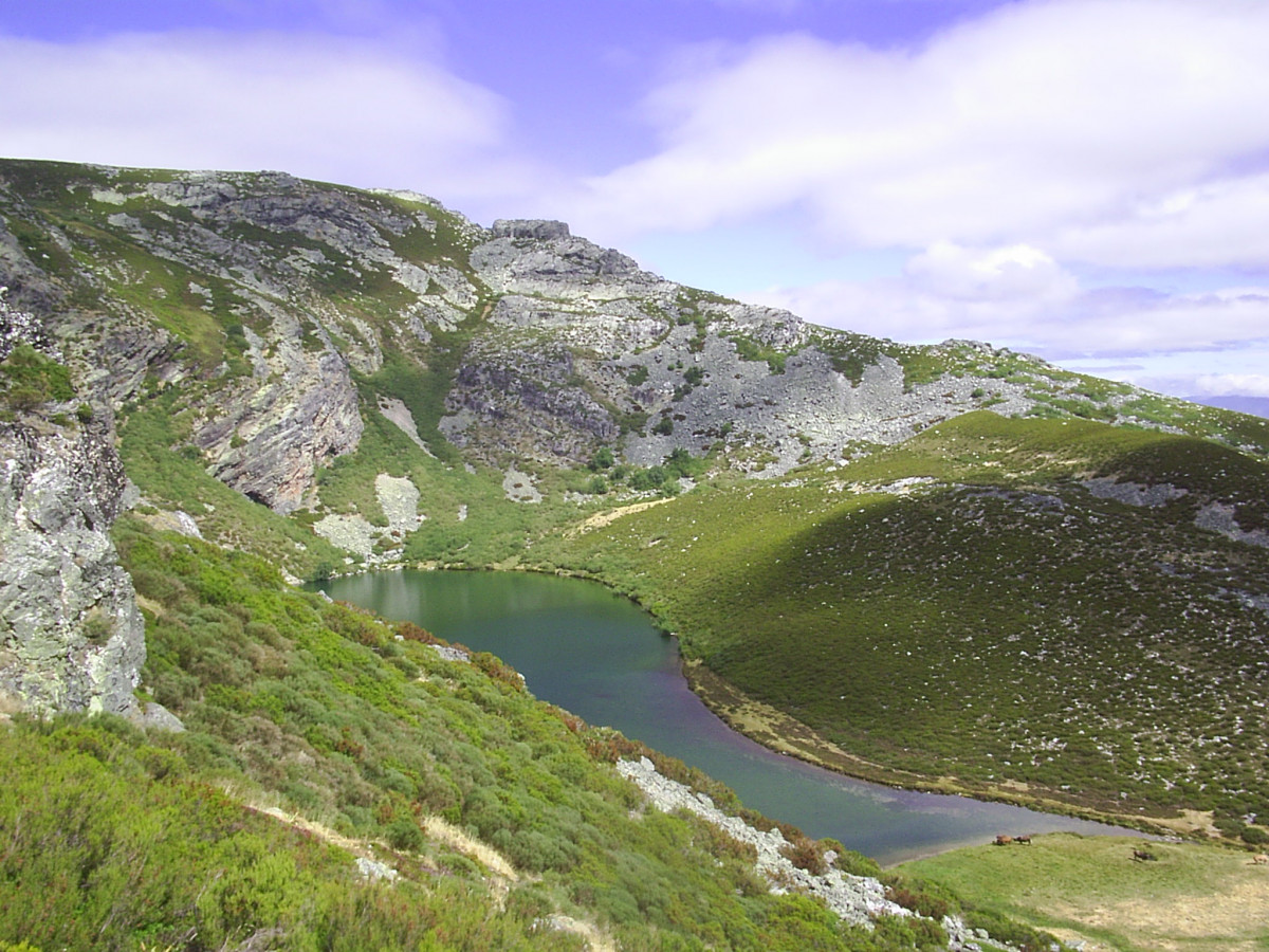 Lago de Truchillas bajando desde el Pico Vizcodillo