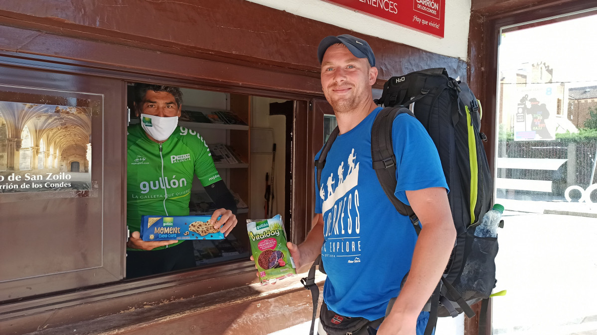 Gullu00f3n entrega de galletas a peregrinos en Carriu00f3n de los Condes 1
