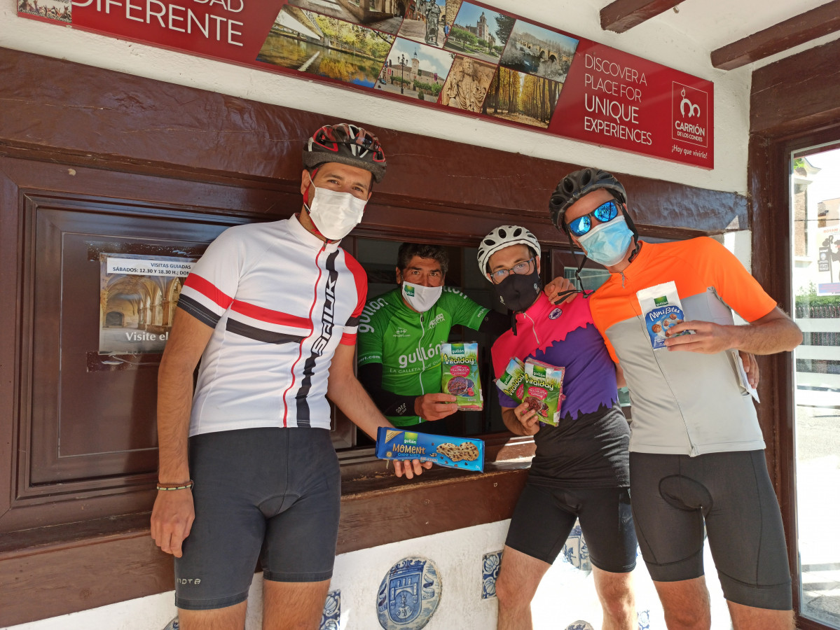 Gullu00f3n entrega de galletas a peregrinos en Carriu00f3n de los Condes 2