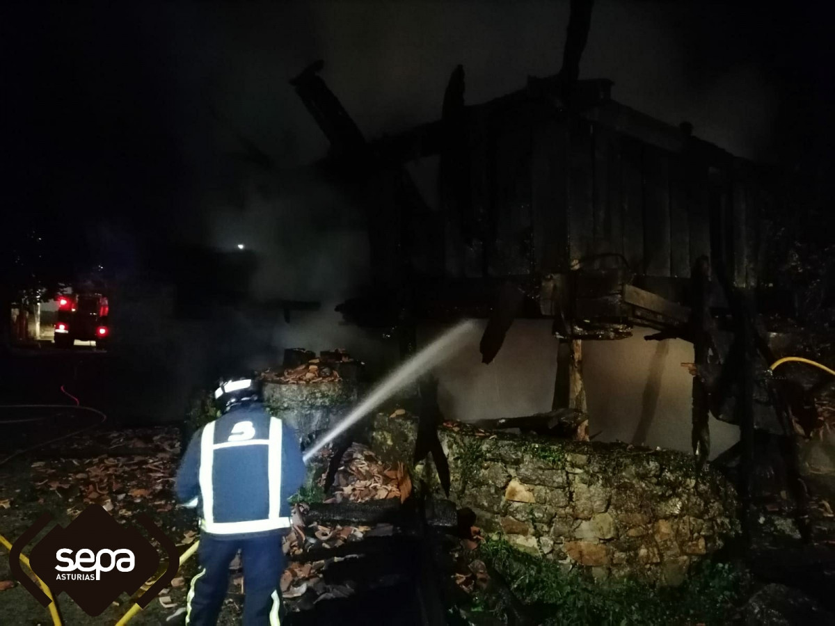 2020.10.18 INCENDIO URBANO CANGAS ONIS