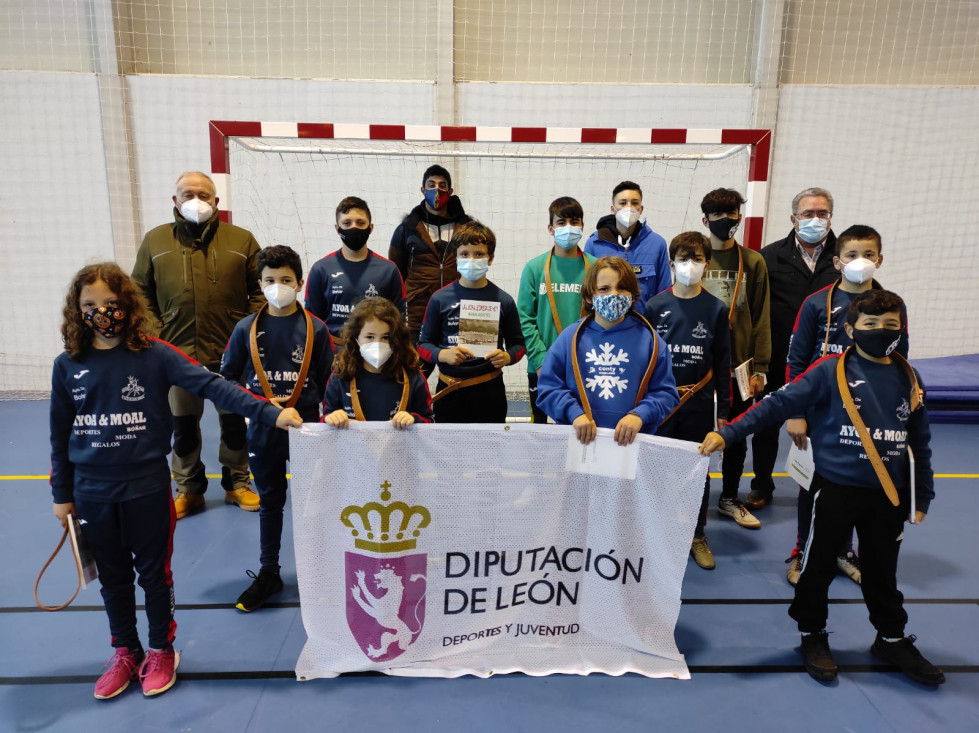LOS NIÑOS DE LA ESCUELA DE PUEBLA DE LILLO CON SUS REGALOS JUNTO A SU MONITOR Y LOS DELEGADOS FEDERATIVOS