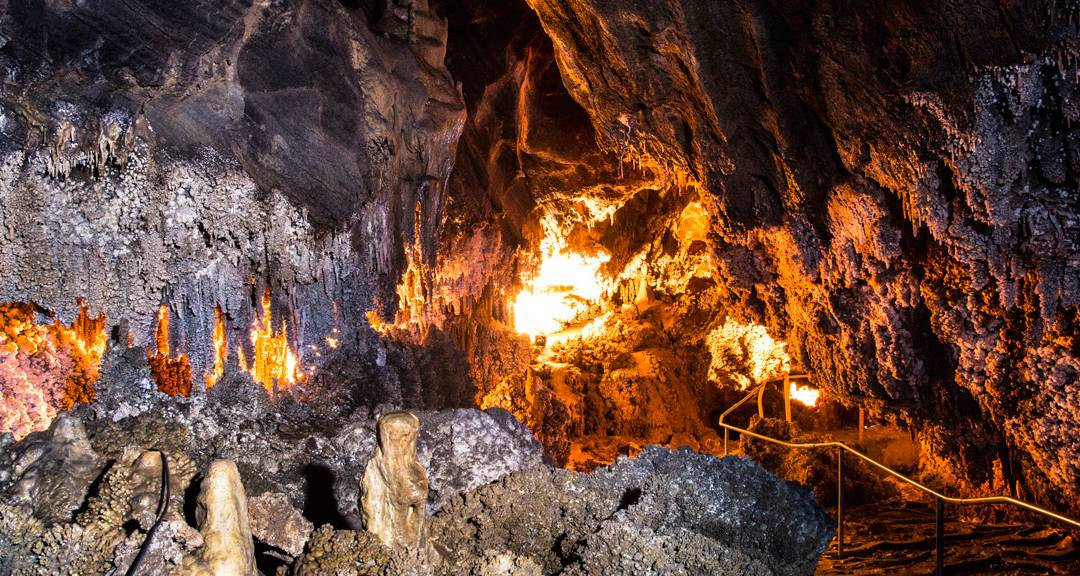 Interior de la Cueva de Llamazares