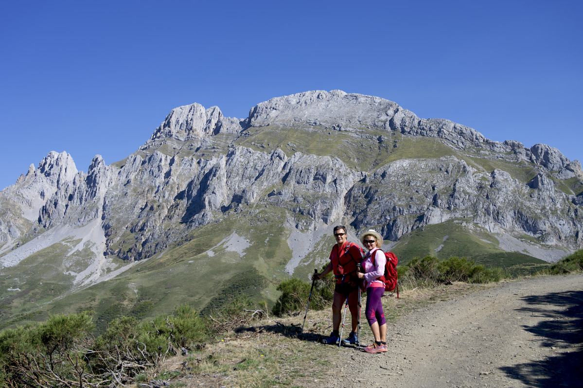 En la pista del Caben de Remoña, detrás la Torre de Salinas