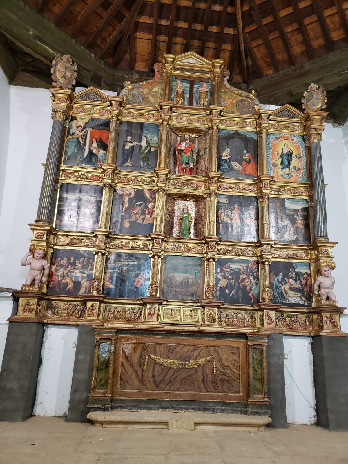 Iglesia San Juliu00e1n y Santa Basilisa retablo restaurado