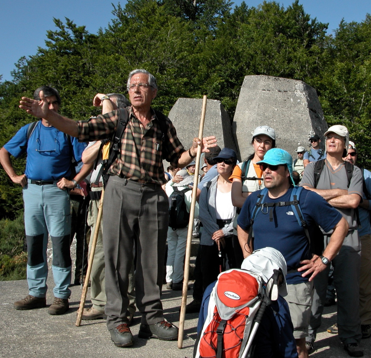 Santiago Morán con un grupo en el mirador de Piedrashitas