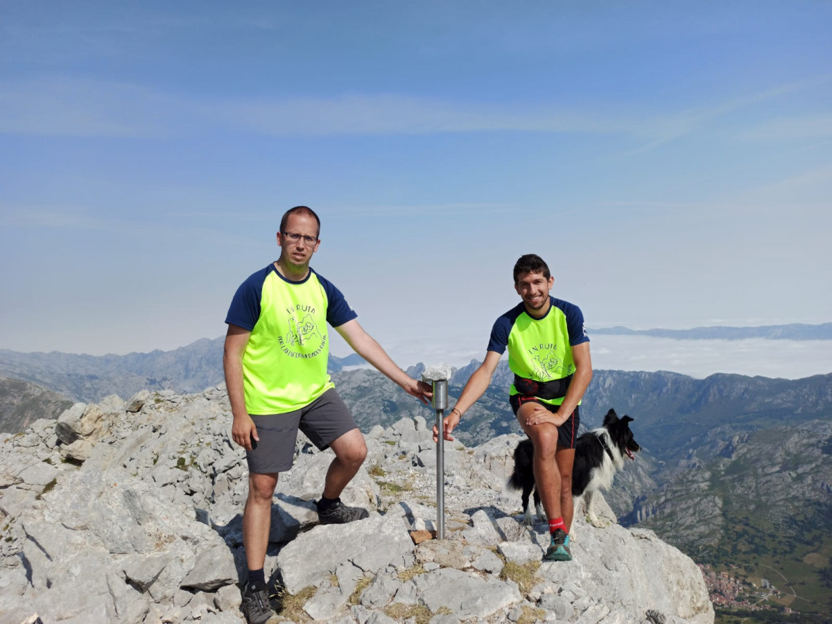 Manuel Merillas y Carlos Lozano coronan la cumbre del Pico Boru (Picos de Europa). 2021.