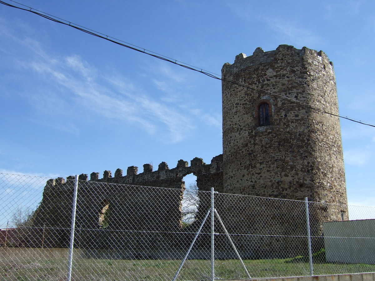 1280px Torre del castillo de Palacios de la Valduerna