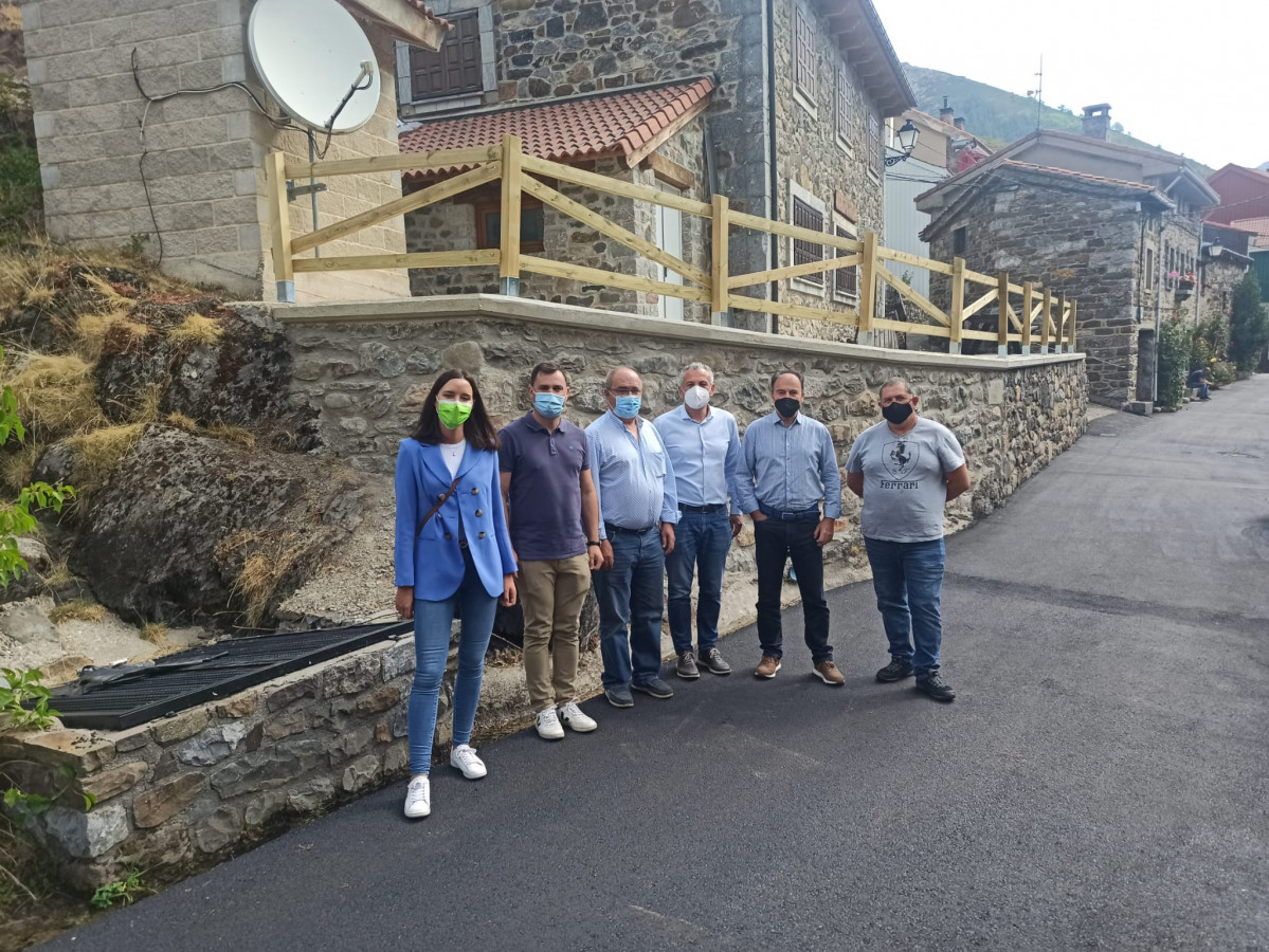 Andrea Fernández, Javier Alfonso Cendón y Nicanor Sen con el presidente y vocales de la JV de Llánaves de la Reina.