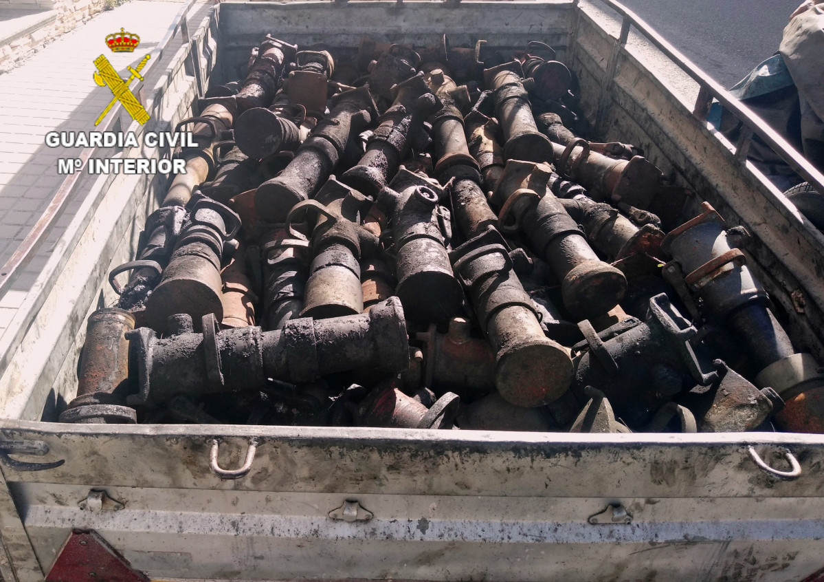 211019 FOTO dos detenidos hurto material mina en desuso. Material recuperado.Guardia Civil