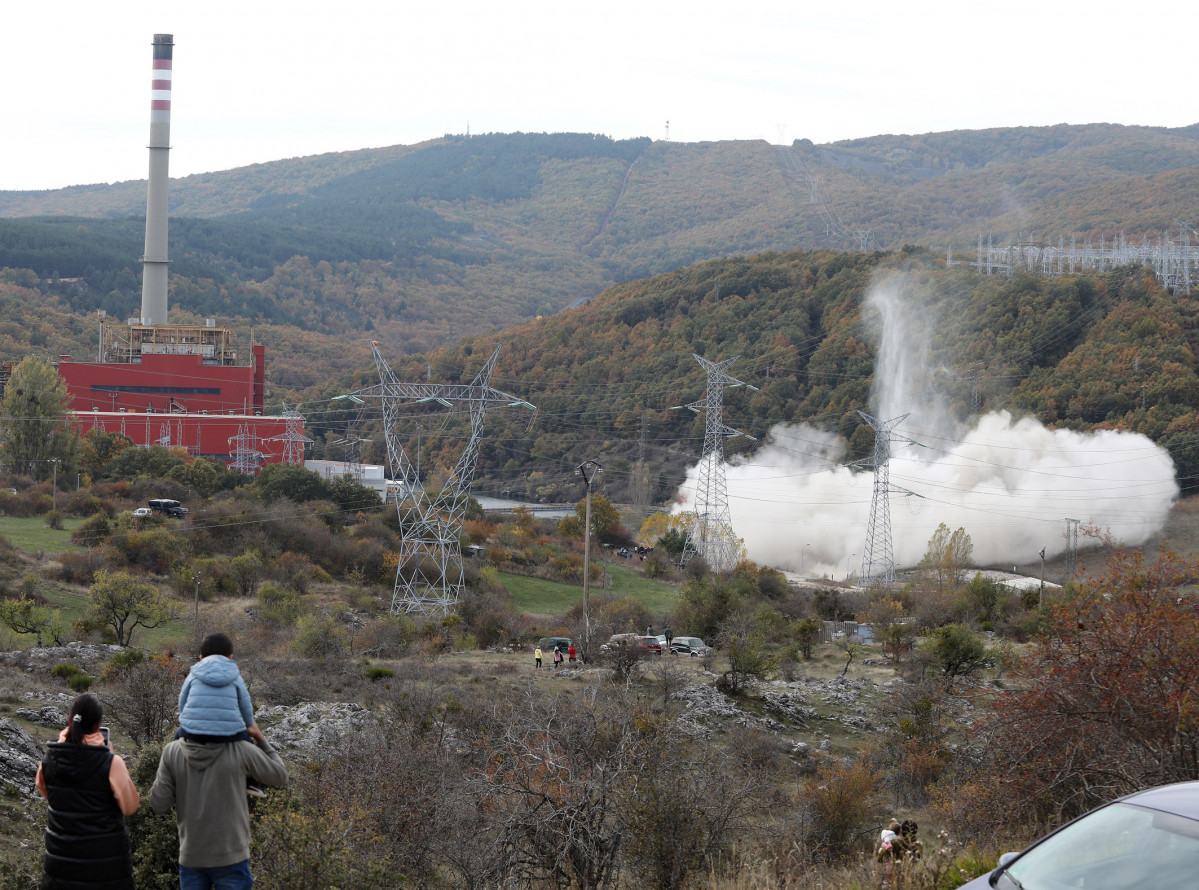 2021 10 28   Voladura central térmica de Velilla del Río Carrión V