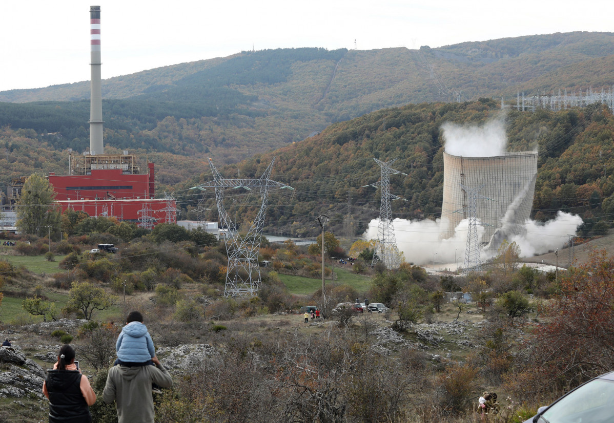 2021 10 28   Voladura central térmica de Velilla del Río Carrión III