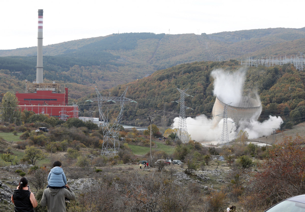 2021 10 28   Voladura central térmica de Velilla del Río Carrión IV