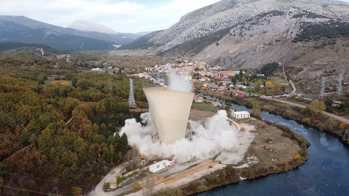 2021 10 28   Voladura de la torre de refrigeración de la térmica de Velilla   Iberdrola II