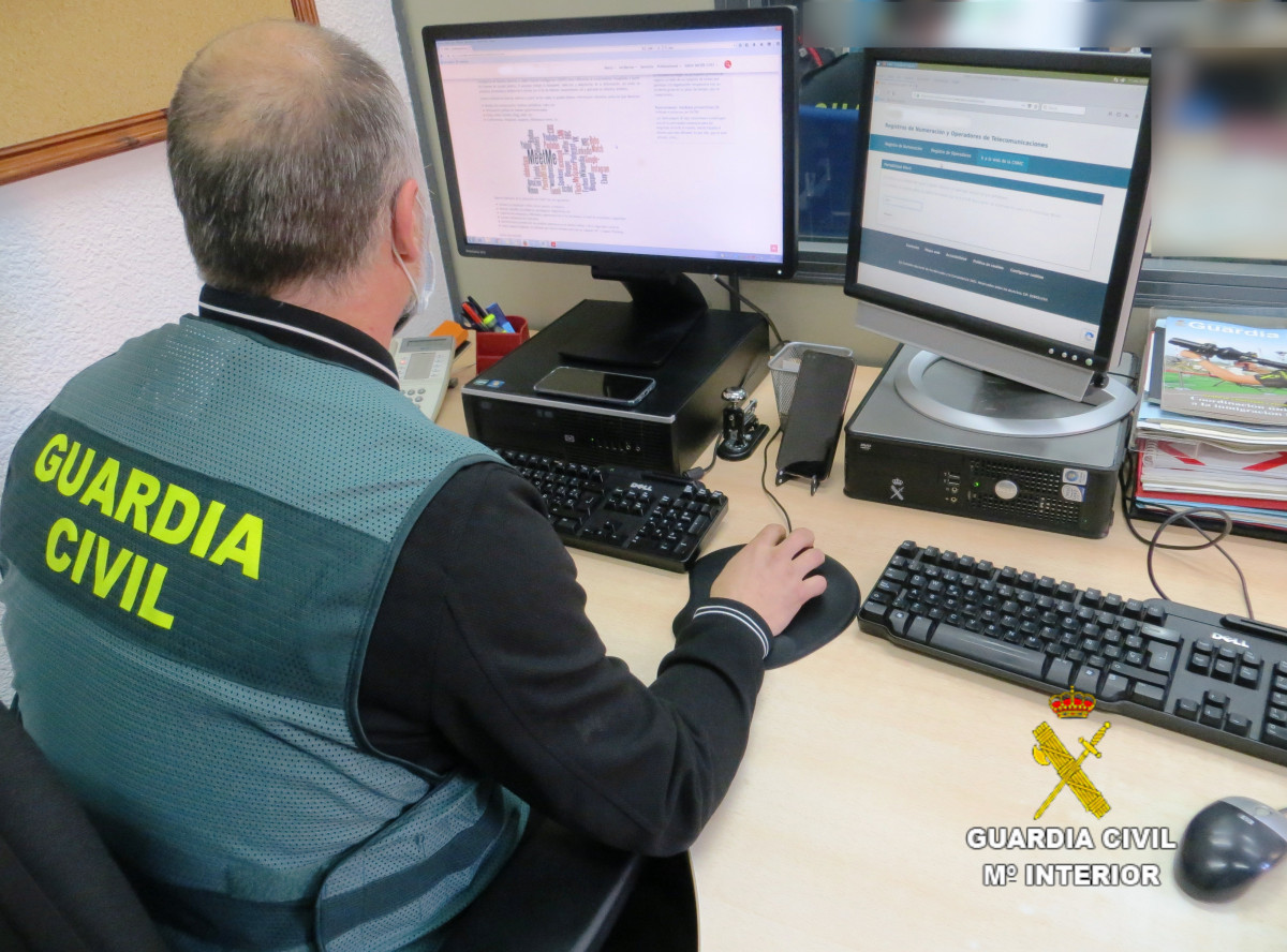 211111 FOTO  consejos estafas en internet. efectivo Equipo @  GUARDIA CIVIL