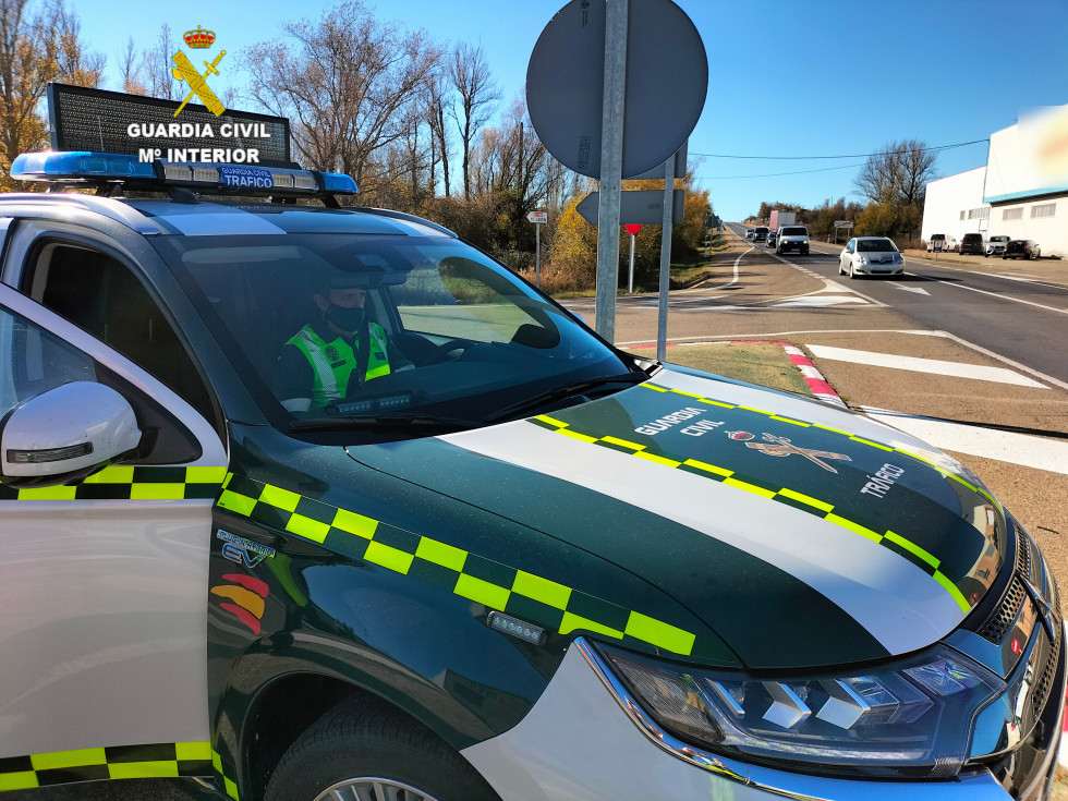 211122 FOTO 1 vehículos híbridos Guardia Civil. Vehículo híbrido 1 G.C