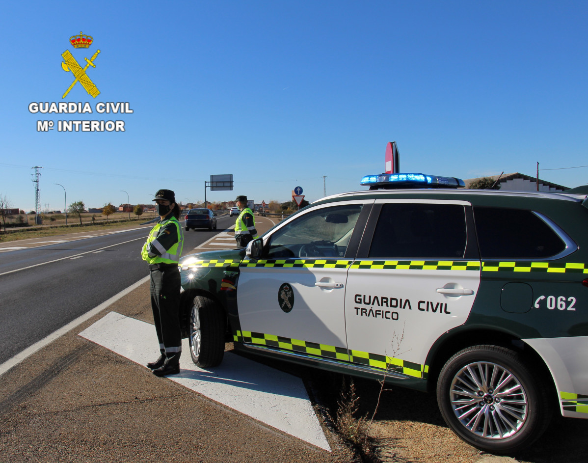 211122 FOTO 3 vehículos híbridos Guardia Civil. Vehículo híbrido G.C